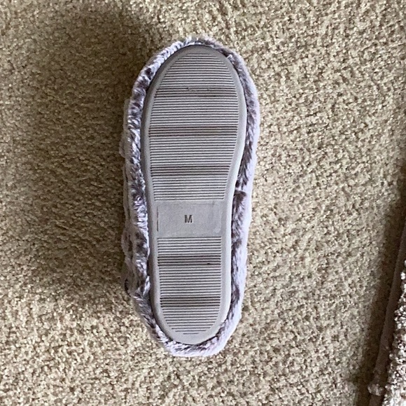 🔥EUC MAKALU CALIFORNIA SUPER CUTE&COMFY&FLUFFY HOUSE SHOES THEY FAVOR UGGS!!!! - Picture 7 of 8